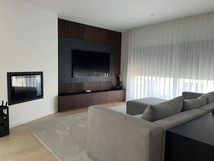 Sala da Quinta da Liroa, com painel de nogueira, lareira e sofá em tom areia