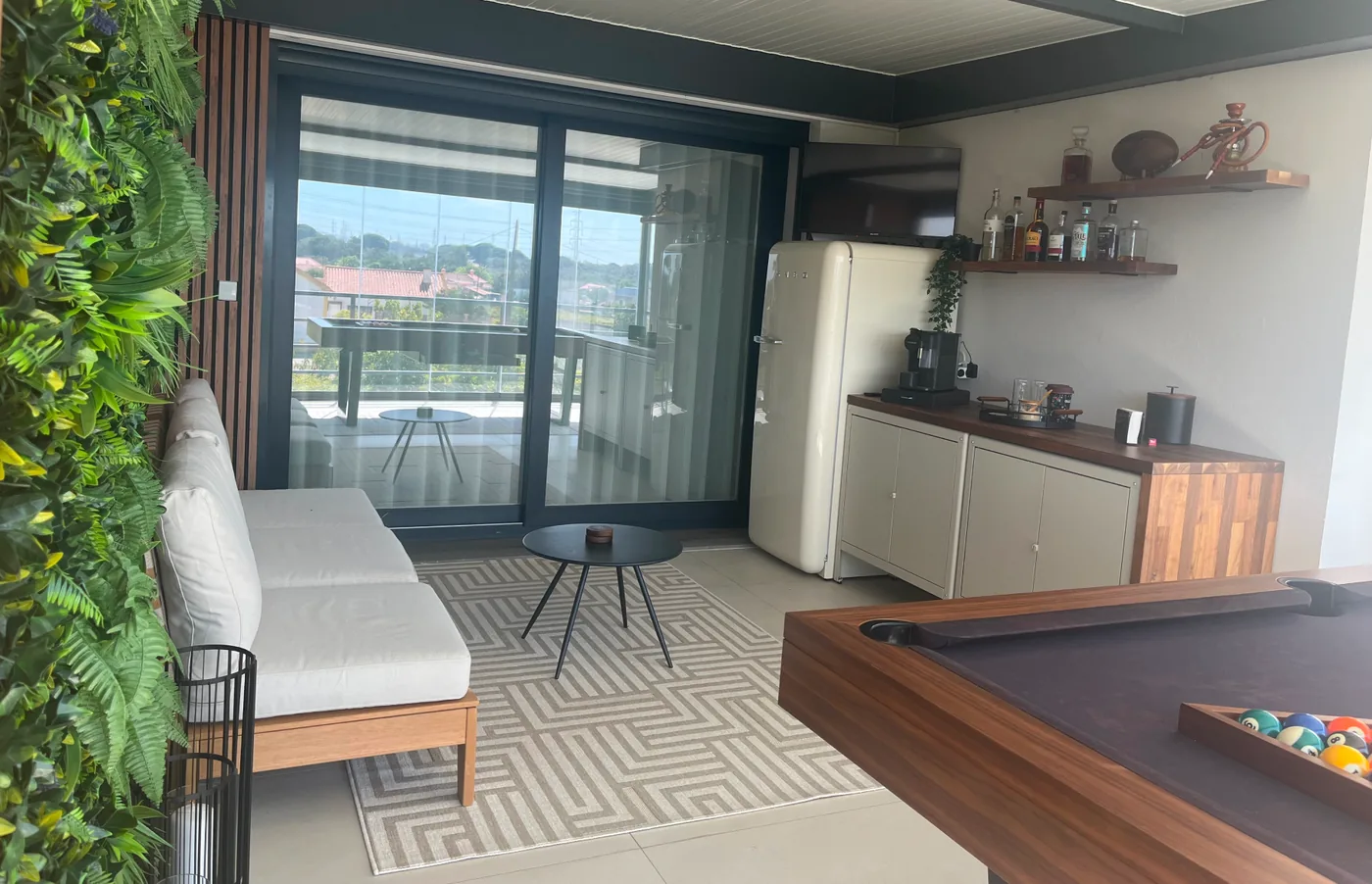Sala de estar do terraço, com bilhar, bar, arrumação fechada e envidraçado a toda a largura